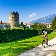 S kolesom, tudi mimo grajskega vrta in rimskega stolpa